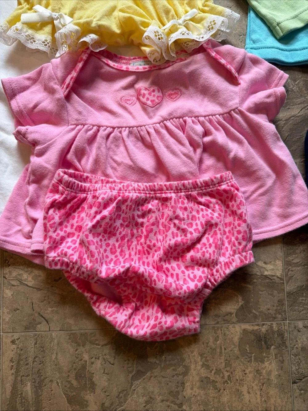 VINTAGE LOT GIRLS 0-3 M 0-6 M FIVE OUTFITS 2 PANT EARLY 2000s MULTICOLORED